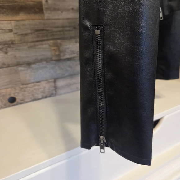 Windsor Black Striped Edgy Leather- Like Cropped Jacket- Very Flattering!! - Picture 10 of 15